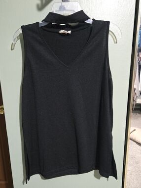 Sleeveless V-Neck Choker Tank Top - Black